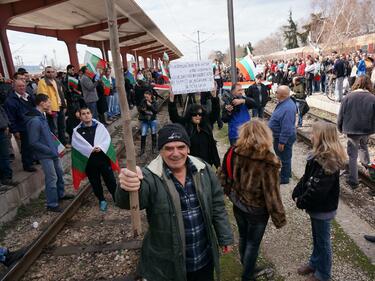 Протестиращите във Варна пак спират влакове