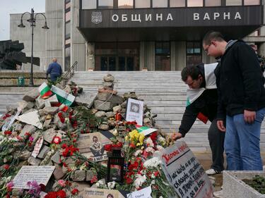 Варненци почетоха паметта на самозапалилия се от Раднево