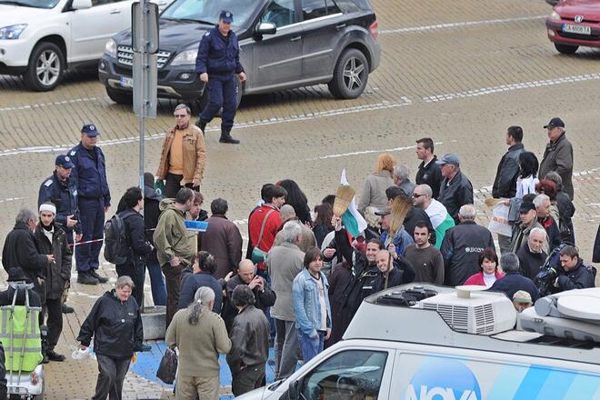 С метли и лопати протестиращи чистят пред парламента