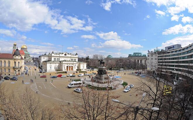 С метли и лопати протестиращи чистят пред парламента