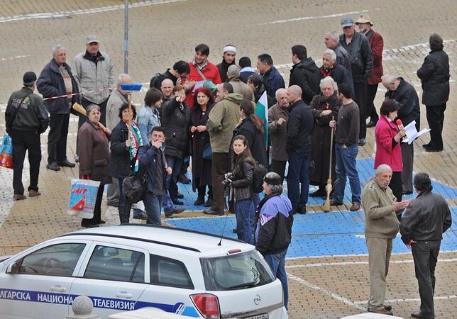 С метли и лопати протестиращи чистят пред парламента