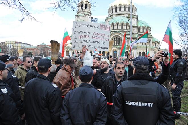 Тоалетна хартия и "Трабант" за депутатите в парламента