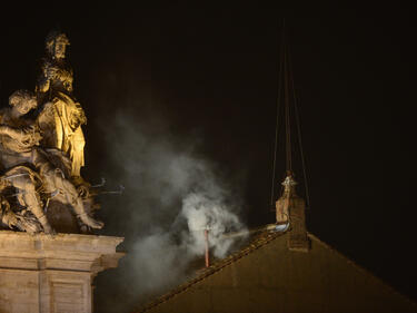 Бял дим над Ватикана! Избран е новият папа