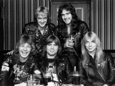 Легендарният барабанист (вляво) на снимката с Iron Maiden