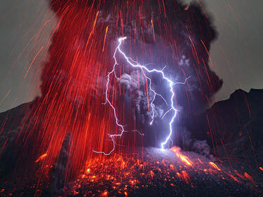 Уникални снимки на буря в изригнал вулкан