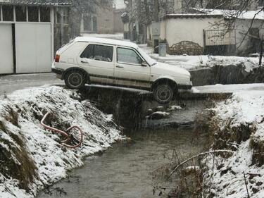 Мъж падна с колата си в реката, заряза я и се прибра 