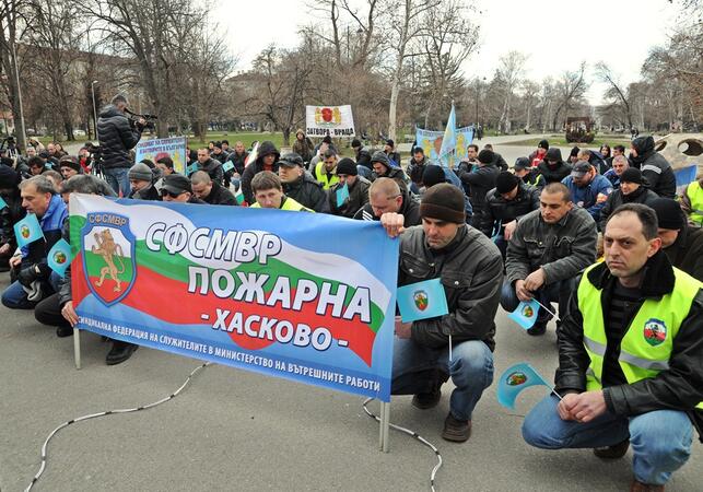 Присъстващите на събранието почетоха паметта на загиналите в изпълнение  на служебния си дълг служители на МВР с едноминутно мълчание.