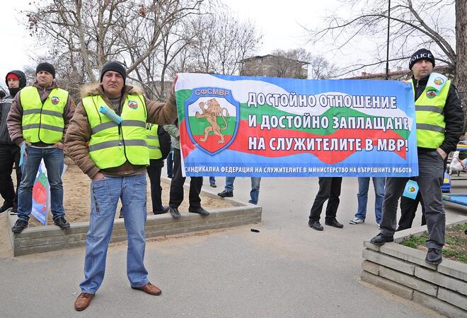 "И ние имаме права", казаха полицаи