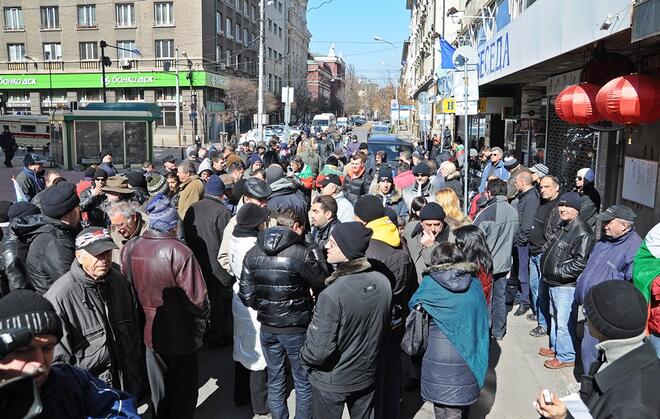 Едните останаха пред Министерството на икономиката