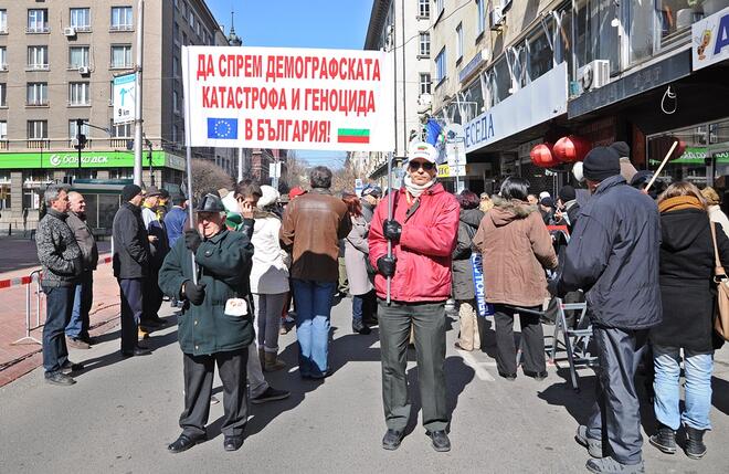 Протестиращите в София се разделиха на две
