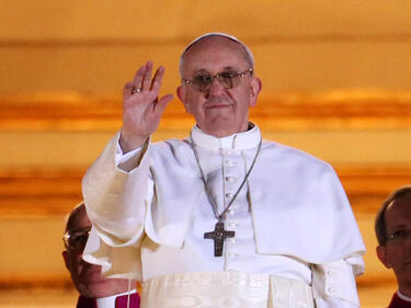 Папата разчупва клишето. Появи се сред богомолци