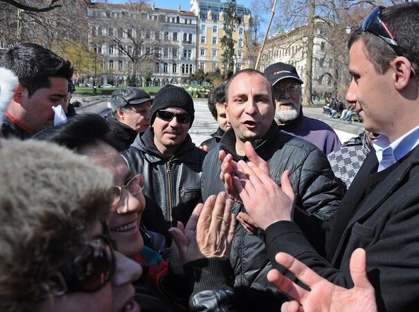 Поддръжници на Янко Петров аплодират изказването му, че се манипулират гражданите и партии се намесват в протестите