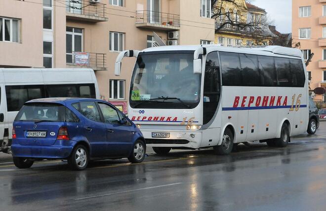 Шофьорка блъсна автобус, пълен с деца