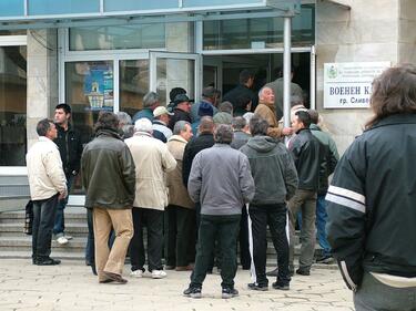 Осми месец поред спад на безработицата
