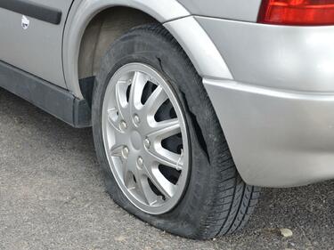 Нарязаха гумите на 23 коли в Троян