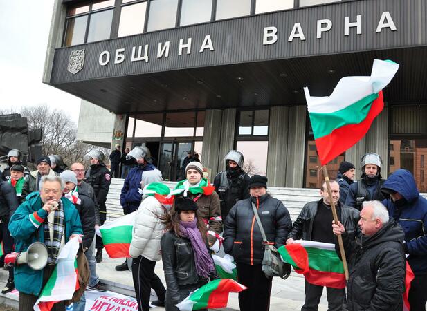 Варненици образуваха жива верига пред сградата на Общината в знак на недоволство, че Общинският съвет не е подал оставка 