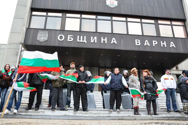 Варненици образуваха жива верига пред сградата на Общината в знак на недоволство, че Общинският съвет не е подал оставка 