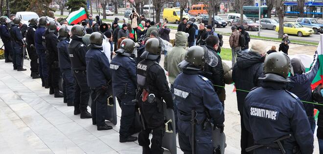 Варненици образуваха жива верига пред сградата на Общината в знак на недоволство, че Общинският съвет не е подал оставка 