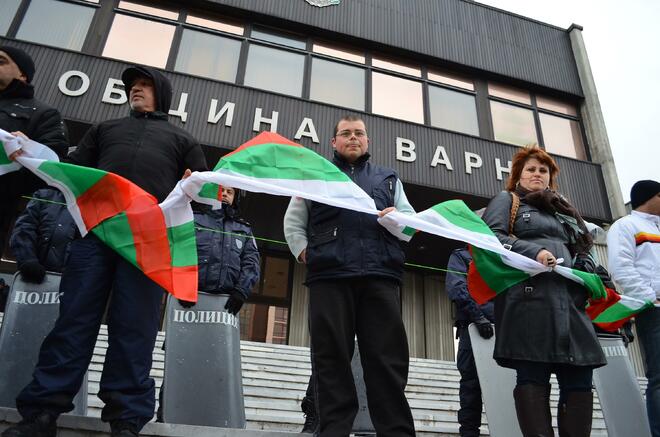 Варненици образуваха жива верига пред сградата на Общината в знак на недоволство, че Общинският съвет не е подал оставка 