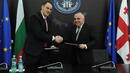 <p>Министър Петър Стойчев и грузинският му колега Леван Кипиани си стискат ръцете след подписването на Меморандум за разбирателство в областта на спорта</p>