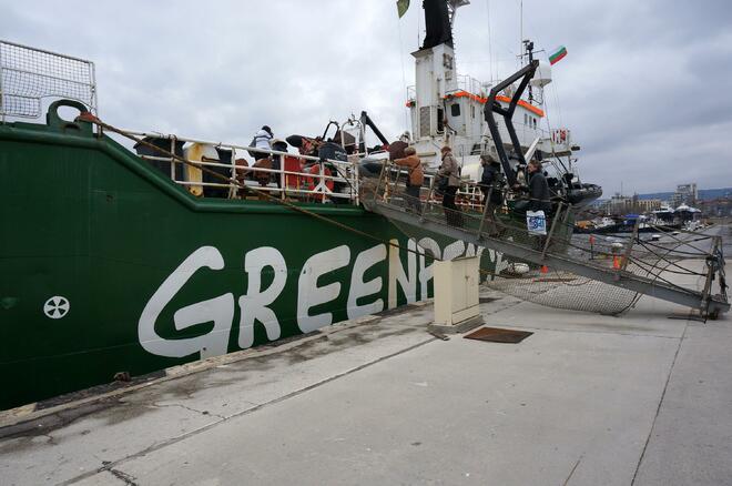 Кораб на „Greenpeace” акостира във Варна