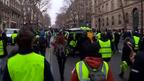 "Жълтите жилетки" подпалиха банка, заведения и жилищна сграда в Париж
