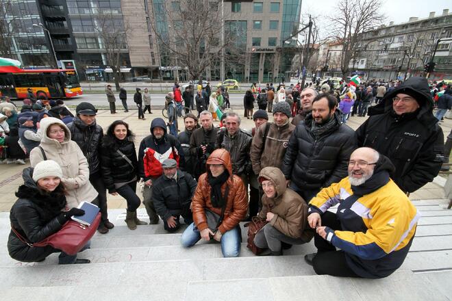 Във Варна протестиращите събират подписи за регистрация на партия