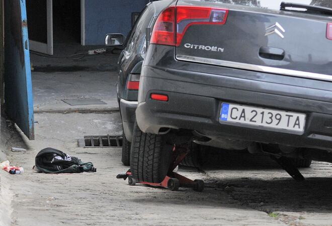 Кола премаза човек в автосервиз в София
