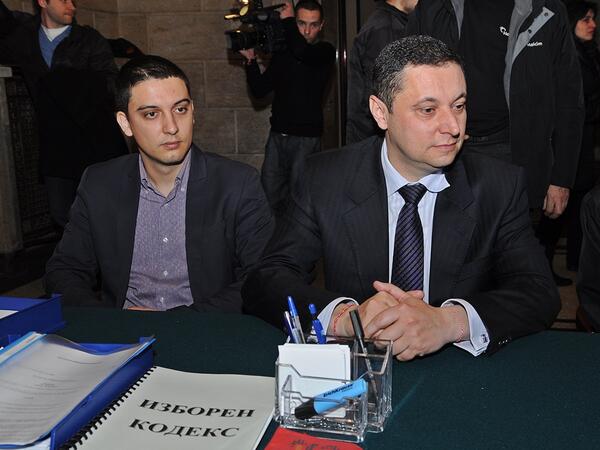 Лидерът на РЗС Яне Янев внесе подписите за   регистрация на РЗС в ЦИК за изборите на 12 май