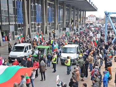 Протестиращите се отрекоха от лидерите си