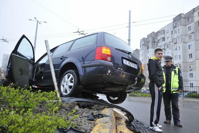 Пиян шофьор се паркира в градинката на кръговото кръстовище на изхода на Хасково