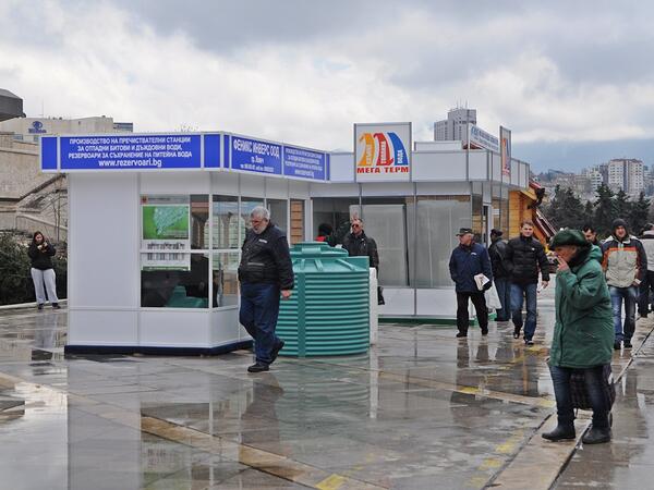 Част от откритите площи на изложението