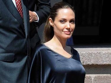 Анджелина Джоли харесва черното. И това е