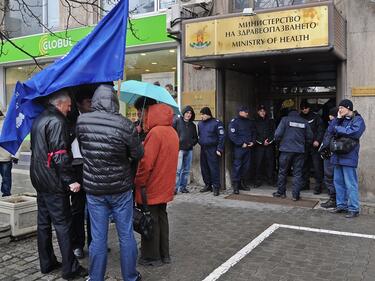 Протест в защита на белодробната болница в Пловдив пред МЗ