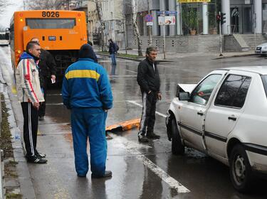 Golf се натресе в автобус на столичен булевард