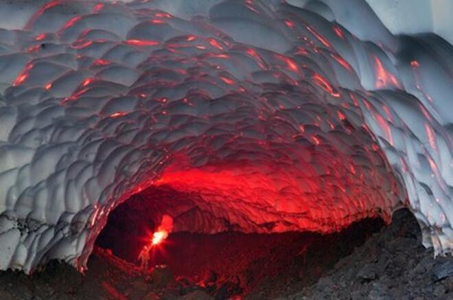 Вижте най-нереалната пещера в Камчатка