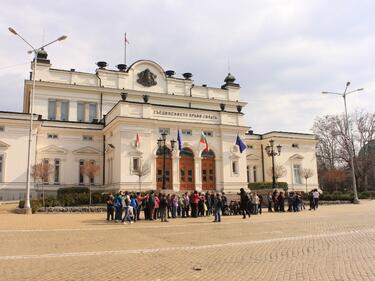 Вдигането на майчинските е отхвърлено 16 пъти за 4 години 
