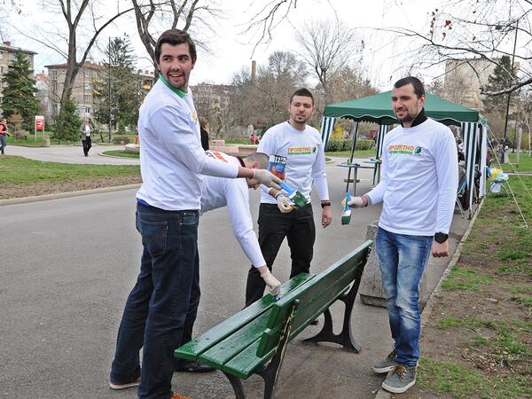 Младежи боядисват пейките в столичния парк "Заимов".