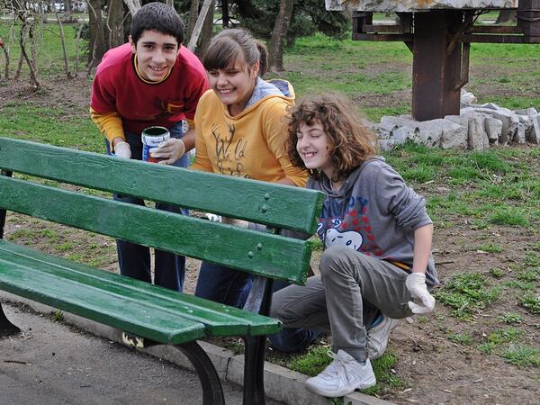 Деца се включиха в първия ден на пролетното почистване, което стартира с освежаване на пейките в столичния парк "Заимов".