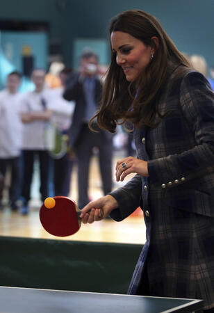 Херцогиня Катрин играе тенис на маса