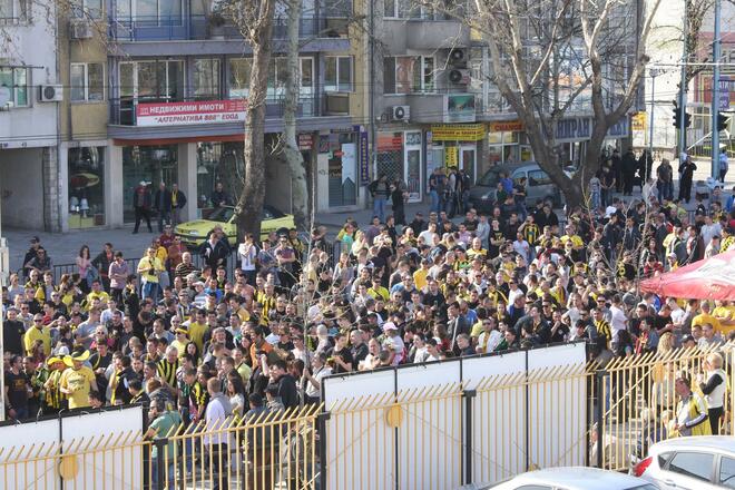 Агитката на Ботев (Пд) подкрепяше любимците си от външната страна на стадиона заради наказанието на домакините да изиграят 1 мач пред празни трибуни