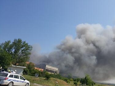 Пожарът на сметището в Шишманци затруднява движението по АМ Тракия, от РИОСВ успокояват