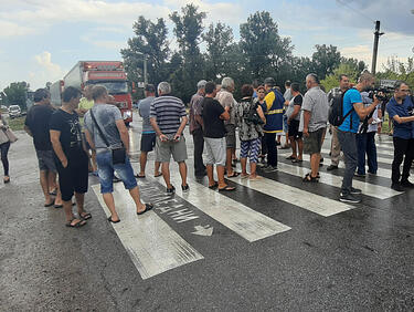 Протестиращите до Крушаре до властта: Блокадата остава, цъкат екологични бомби