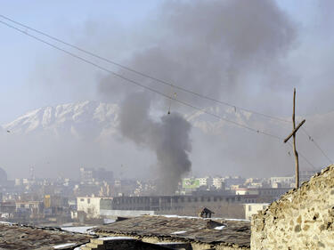 10 деца загинаха при въздушен удар на НАТО в Афганистан