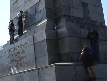 Рокерите "Нощни вълци" лъснаха осквернения паметник на съветската армия за 9 септември