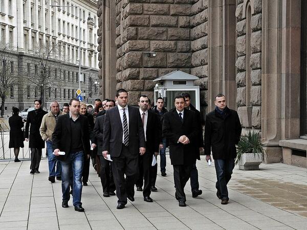 Лидерът на РЗС Яне Янев и юристите на партията пристигат в Президентството, за да внесат мобла за участие в курсовете по конституционно право, които държавният глава Росен Плевнелиев обяви готовност да организира.