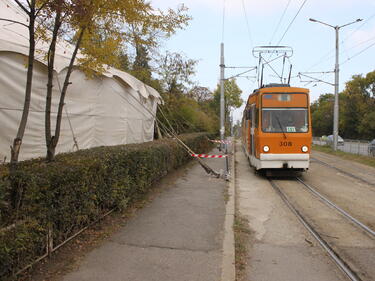 Когато циркът си тръгне - шест дупки в асфалта и разрушен тротоар