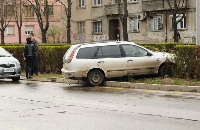 Бял Fiat Marengo се заби в храстите и загражденията на столичен булевард