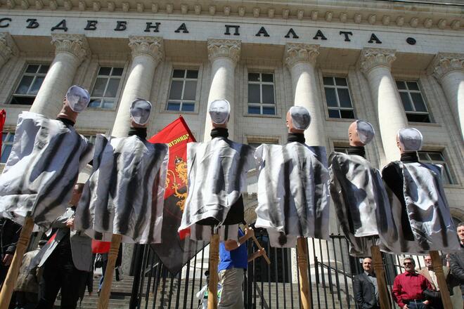 ВМРО гори чучала на политици