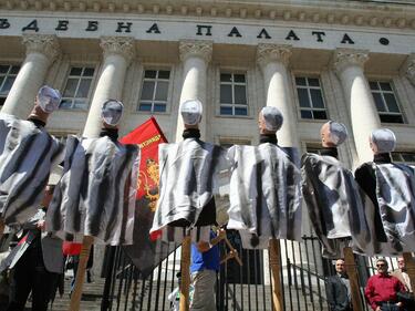 ВМРО гори чучала на политици
